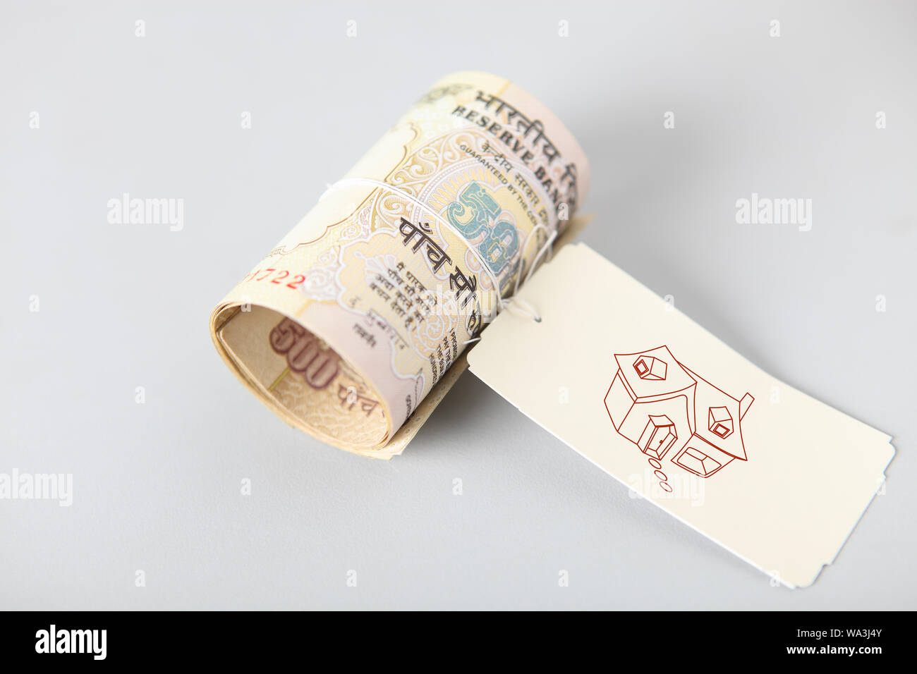 Geldrolle von fünfhundert Rupien Note mit einem Tag von zu Hause Stockfoto