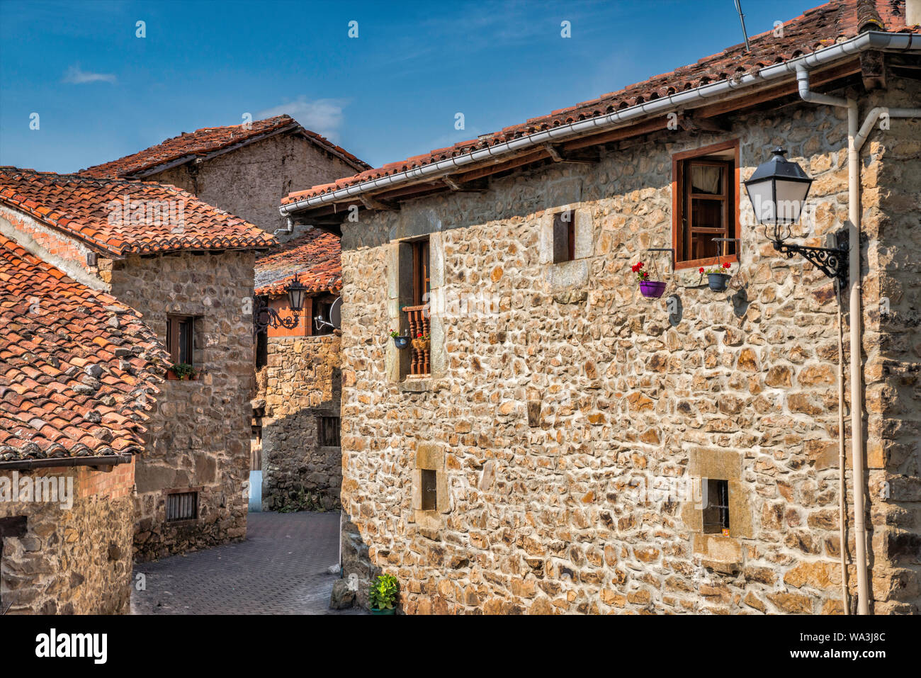 Alte Häuser im Dorf von Mogrovejo an Liebana Tal, den Berg Macizo Zentrale (den Berg Macizo Los Urrieles) an Picos de Europa, Kantabrien, Spanien Stockfoto