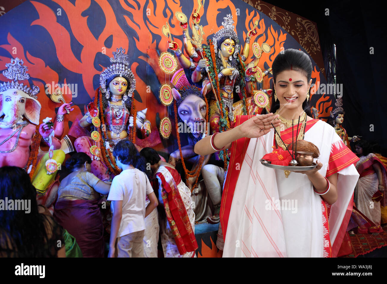 Bengali Frau feiert Durga Puja, Kolkata, Westbengalen, Indien Stockfoto