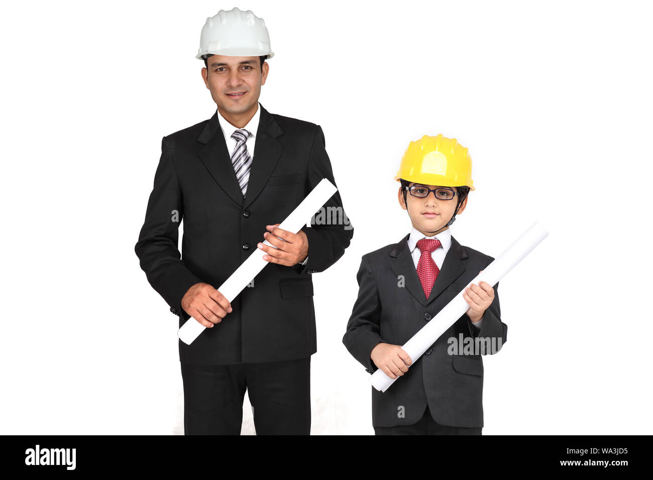 Junge imitiert als Architekt und steht mit seinem Vater Stockfoto
