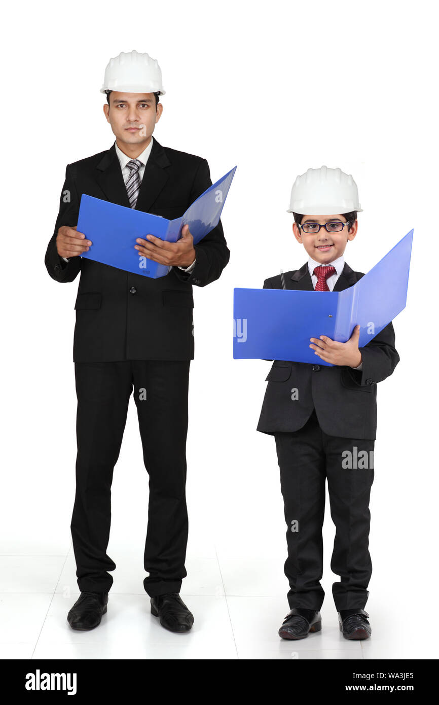 Junge imitiert als Architekt und steht mit seinem Vater Stockfoto