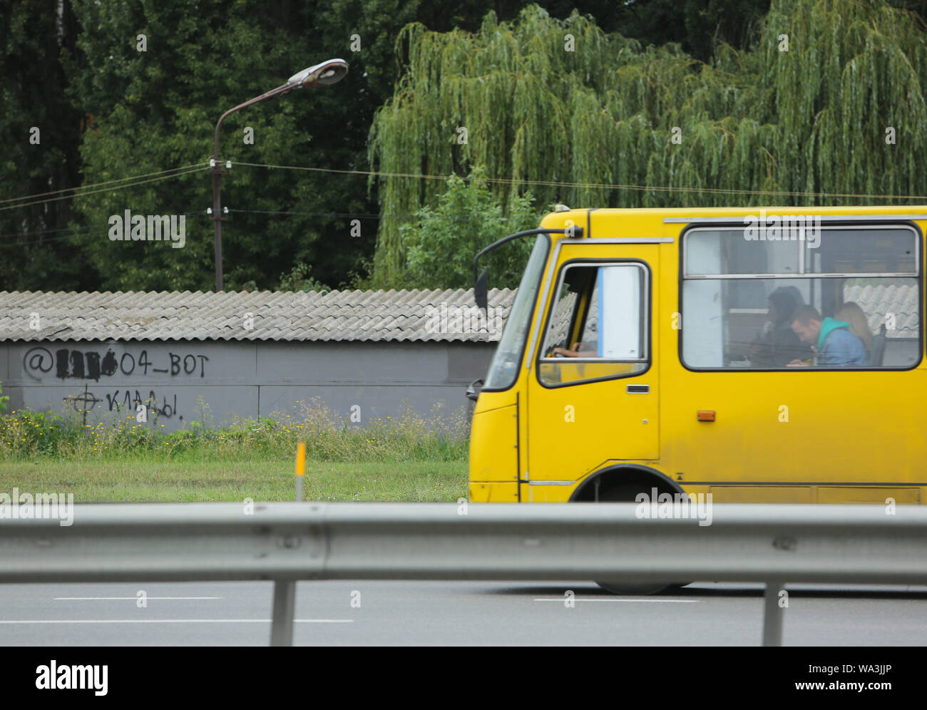 Kiew, Ukraine. 17 Aug, 2019. Ein Bus fährt vorbei an den Zaun mit Drogenhandel Telegramm Kanäle in Kiew, Ukraine, August 17, 2019 geschrieben. Die Ukraine hatte erfasst eine israelisch-amerikanische Amos Dov Silber in einer großen Online - Drogenhandel Netzwerk- und drei SBU (Security Service der Ukraine) Mitarbeiter, die im Verdacht stehen, helfen, Silber escape von Kiew Flughafen Borispol während des Prozesses der seine Auslieferung vermutet. Credit: sergii Kharchenko/ZUMA Draht/Alamy leben Nachrichten Stockfoto