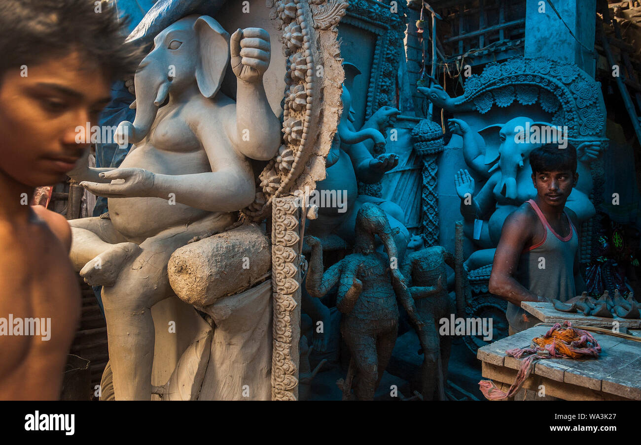 Kolkata, Indien. 16 Aug, 2019. Künstler arbeiten an den Statuen der elefantenköpfige Ganesha Hindu Gott vor Ganesh Chaturthi Festival auf einem Workshop in Kolkata, Indien, Nov. 16, 2019. Credit: tumpa Mondal/Xinhua/Alamy leben Nachrichten Stockfoto