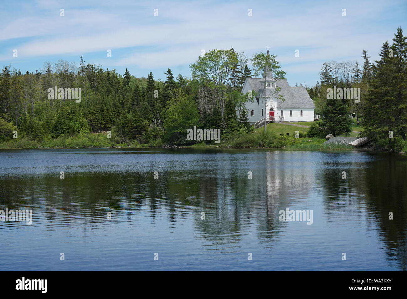 Kirche im Wald an einem See in Nova Scotia, Kanada Stockfoto