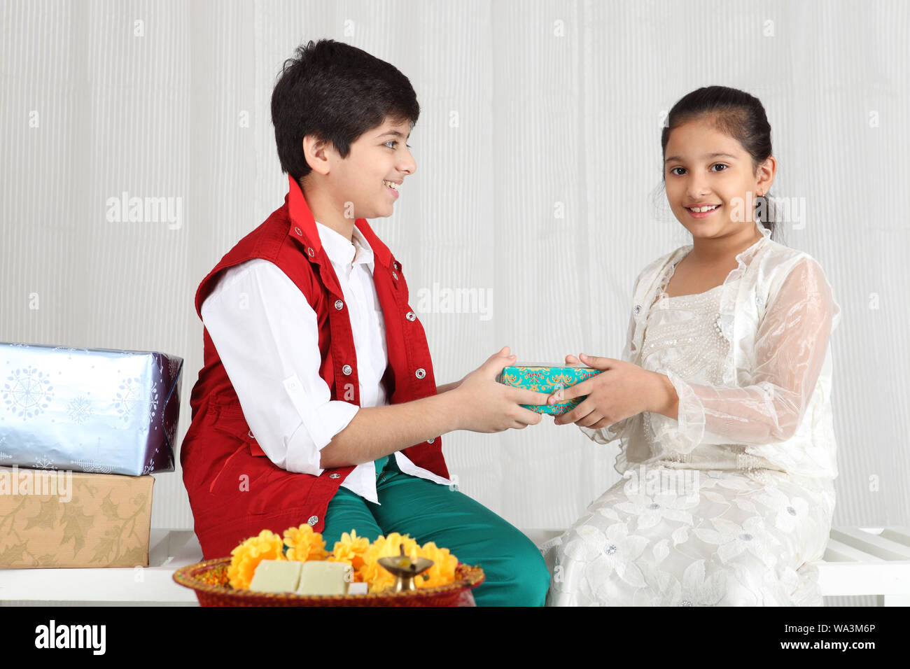 Ein Geschenk an seine Schwester auf Raksha Bandhan junge Stockfoto