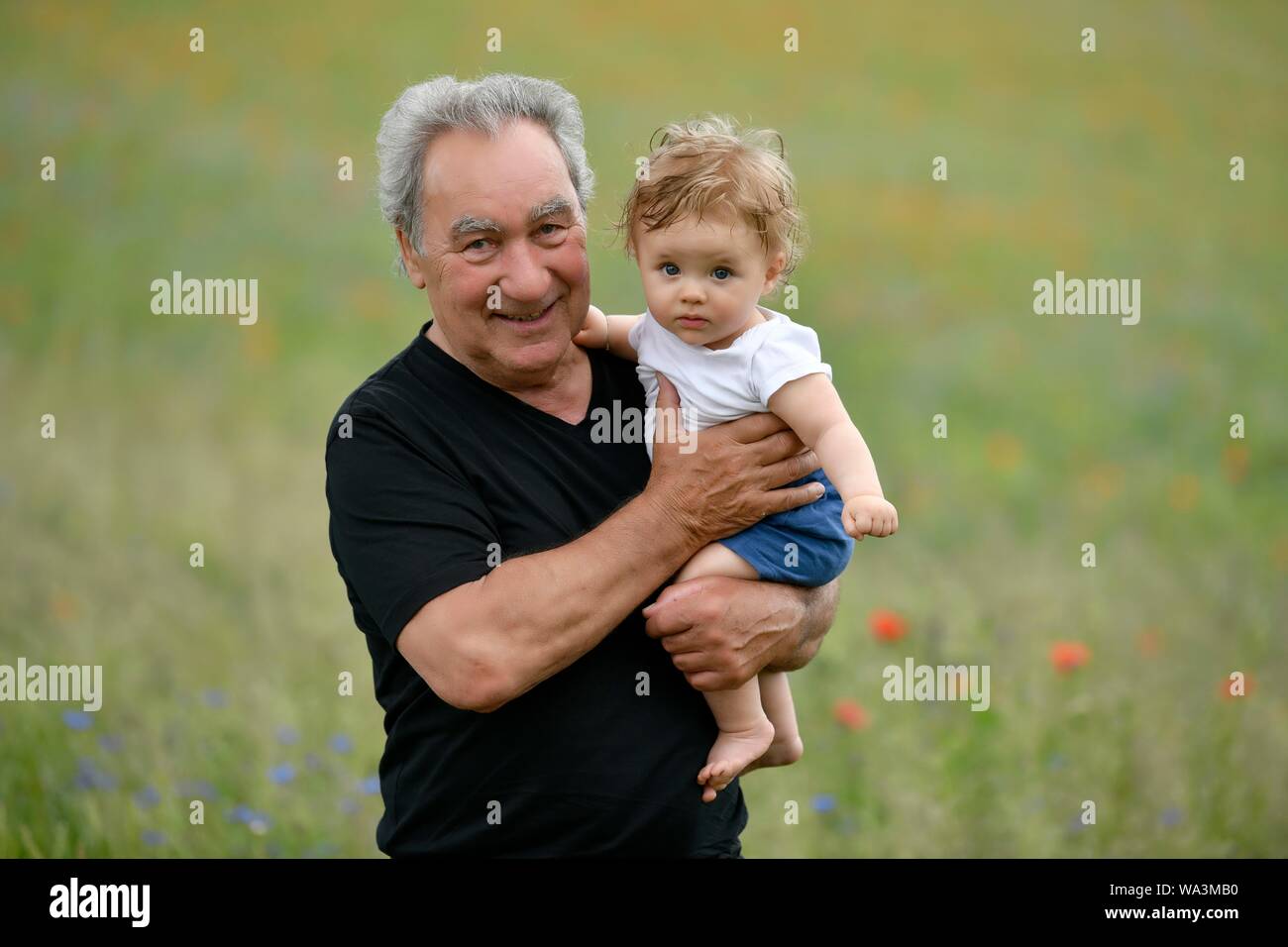 Großvater mit Enkel, Baby, 8 Monate, Baden-Württemberg, Deutschland Stockfoto