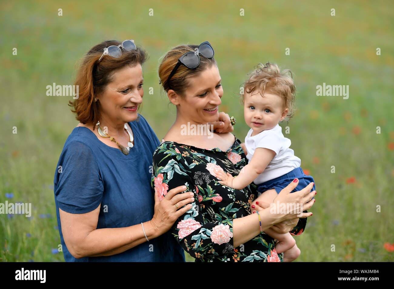 Großmutter, Mutter, Enkel, Baby, 8 Monate, Baden-Württemberg, Deutschland Stockfoto