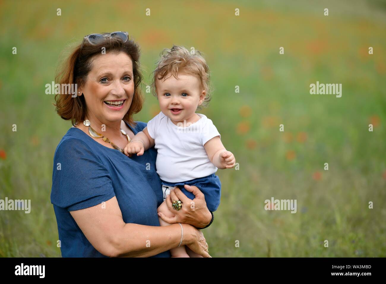 Großmutter mit Enkel, Baby, 8 Monate, Baden-Württemberg, Deutschland Stockfoto