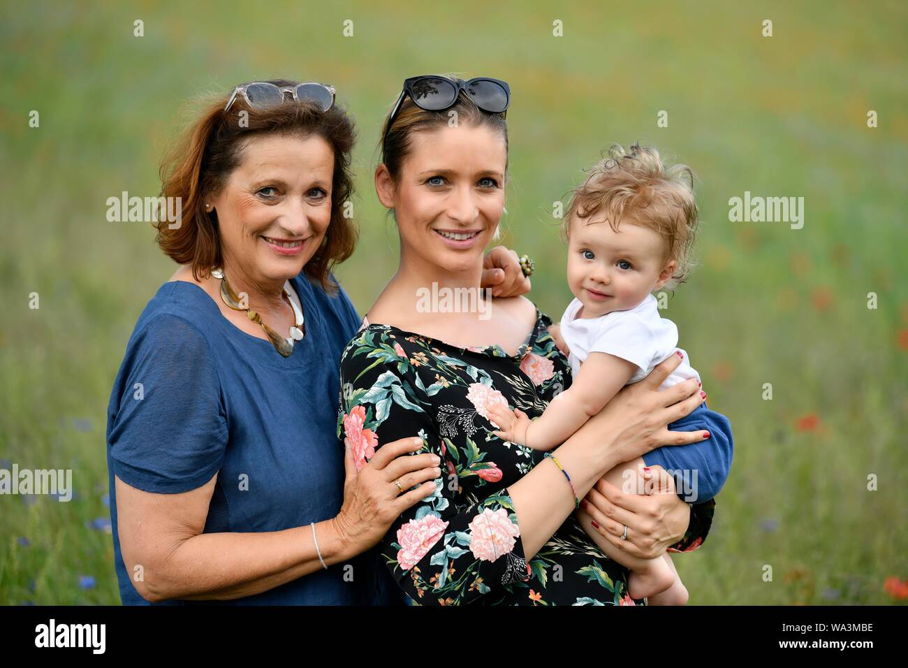 Großmutter, Mutter, Enkel, Baby, 8 Monate, Baden-Württemberg, Deutschland Stockfoto