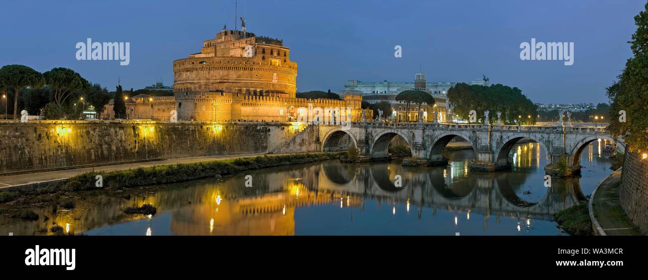 Panorama, Abendstimmung, beleuchtet Engel Burg und Brücke Ponte Sant'Angelo in der Dämmerung, Rom, Latium, Italien Stockfoto