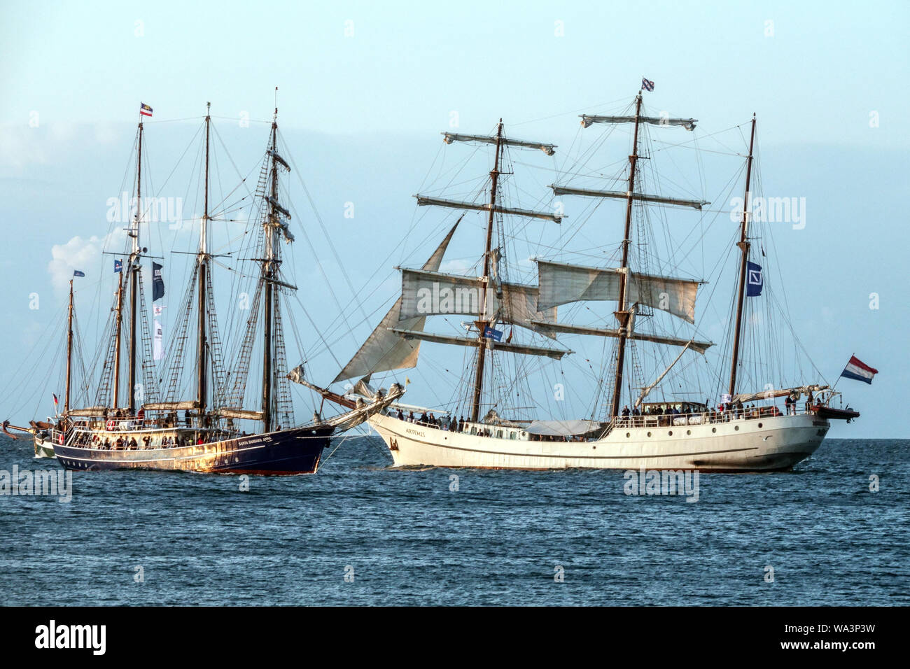 Segelschiffe Santa Barbara Anna und Artemis auf Ostsee, Rostock Deutschland Stockfoto