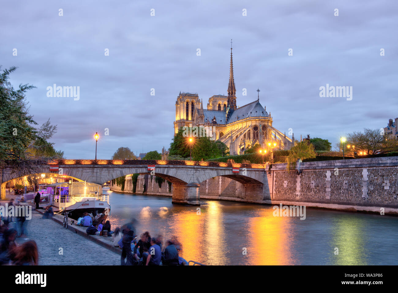 Twilight für Notre Dame Kathedrale und Pont de l Archeveche' Brücke. Paris, Frankreich Stockfoto