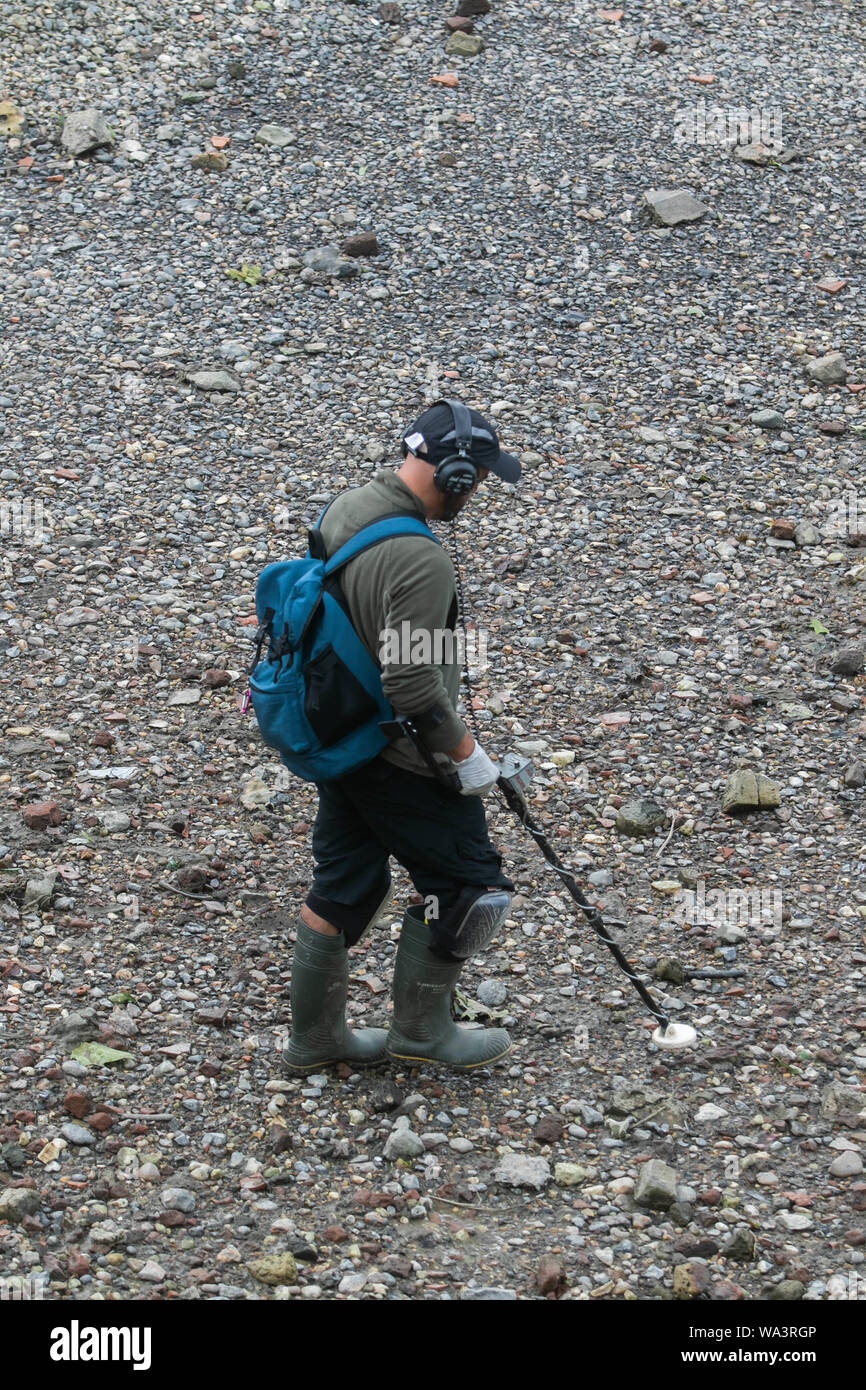 London, Großbritannien. 17. August 2019. Ein Metall detectorist Auswaschung der Themse Riverbed in Putney bei Ebbe auf der Suche nach Metallteilen. Credit: Amer ghazzal/Alamy leben Nachrichten Stockfoto