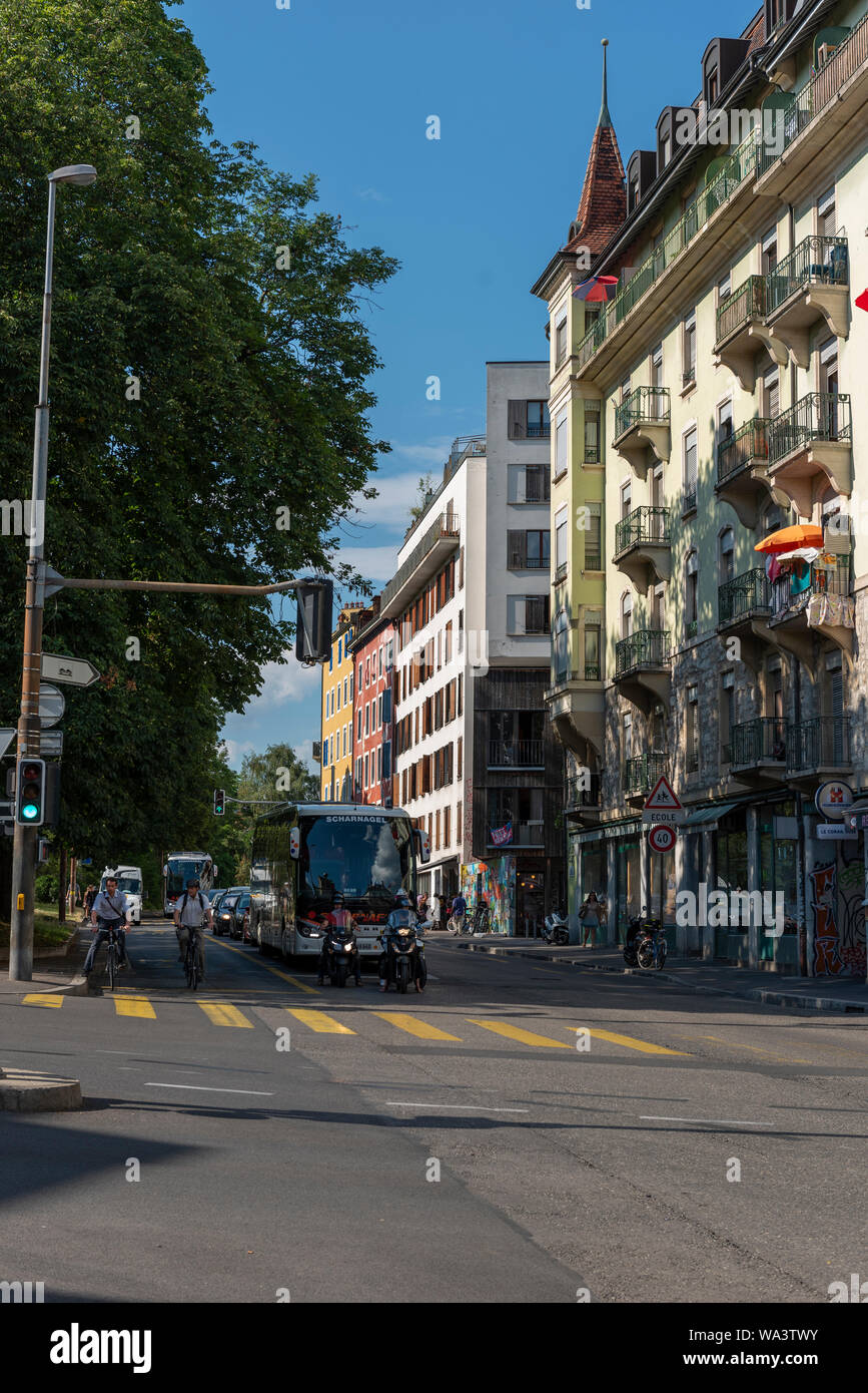 Genf, Schweiz - Juli, 08, 2019: Genfer See und das Stadtbild an einem sonnigen Sommertag. Rue de Montbrillant in der Nähe von Bahnhof Cornavin. Stockfoto