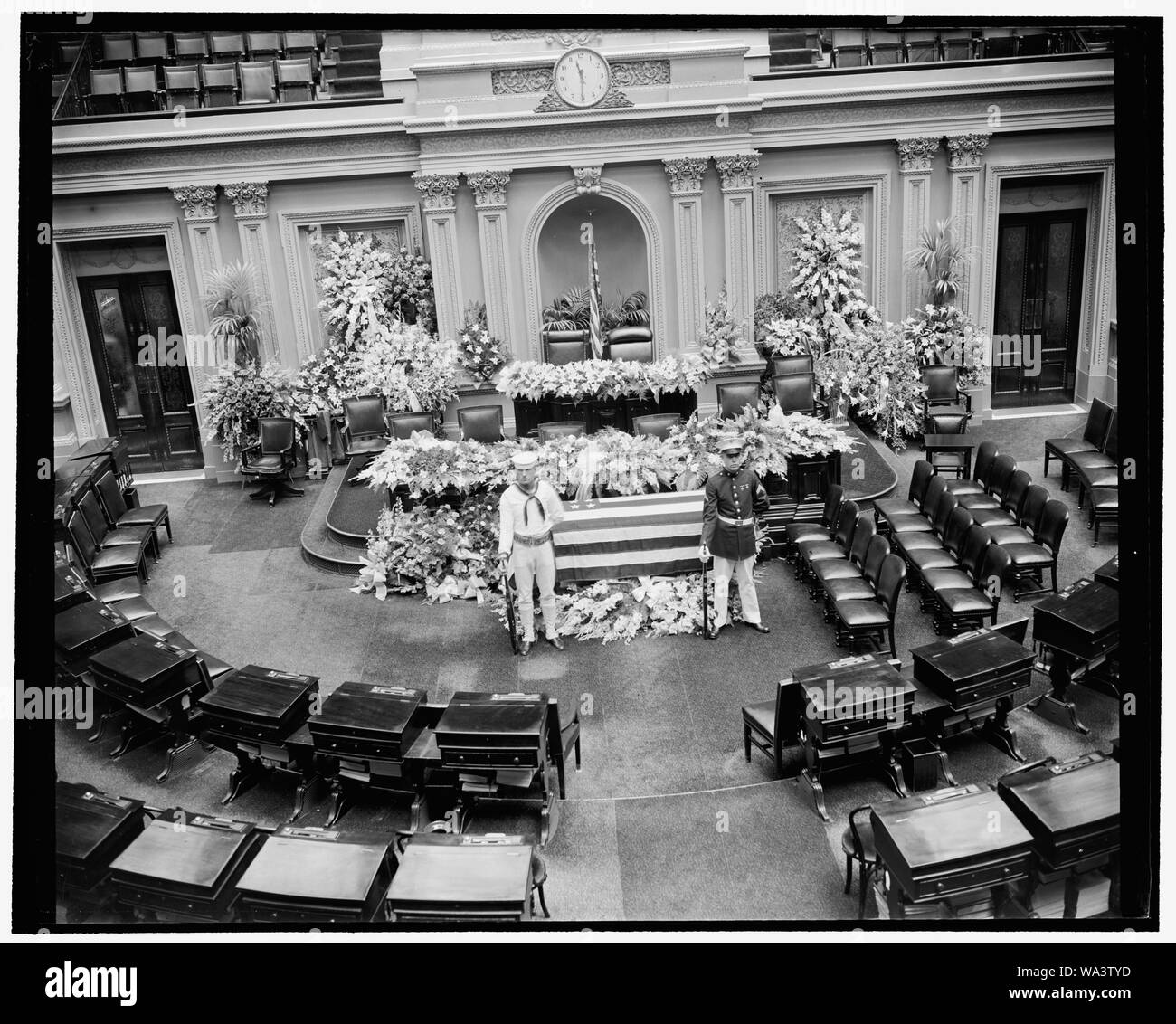 Körper des späten Sekretär der Marine liegt in Staat im Plenarsaal des Senats. Washington, D.C., am 10. Juli. Die Bestattung von Präsident Roosevelt und andere Staats- und Regierungschefs teilnahmen, wurden in den Senat Kammer heute für den späten Sekretär der Marine Claude A. Swanson. Die Flagge - drapierte Schatulle wird durch ein Matrose und eine Marine bewacht Stockfoto