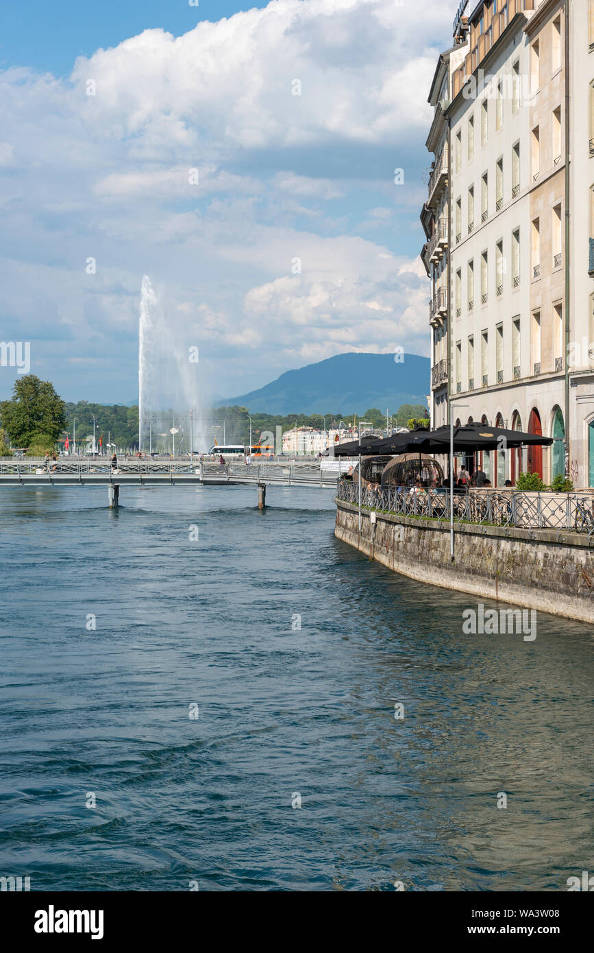 Genf, Schweiz - Juli, 08, 2019: Genfer See und das Stadtbild an einem sonnigen Sommertag. Stockfoto