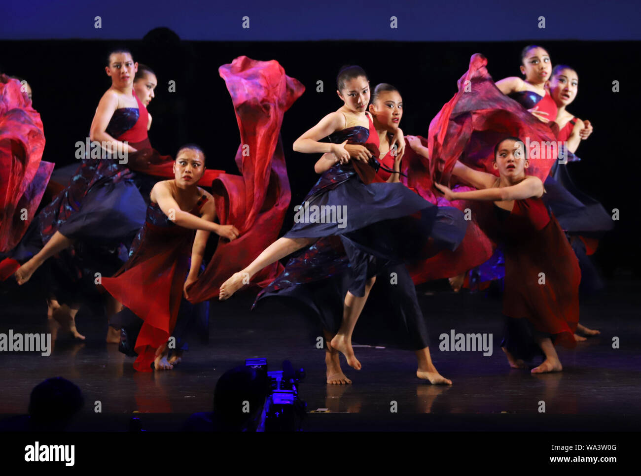 Yokohama, Japan. 16 Aug, 2019. Dance Team Mitglieder der Tezukayama Gakuin High School von Osaka durchführen am Japan High School Tanz Meisterschaften 'Tanz Stadion' in Yokohama, Vorort von Tokio am Freitag, 16. August 2019. Tezukayama Gakuin gewann den grossen Klasse Meisterschaft. Credit: Yoshio Tsunoda/LBA/Alamy leben Nachrichten Stockfoto