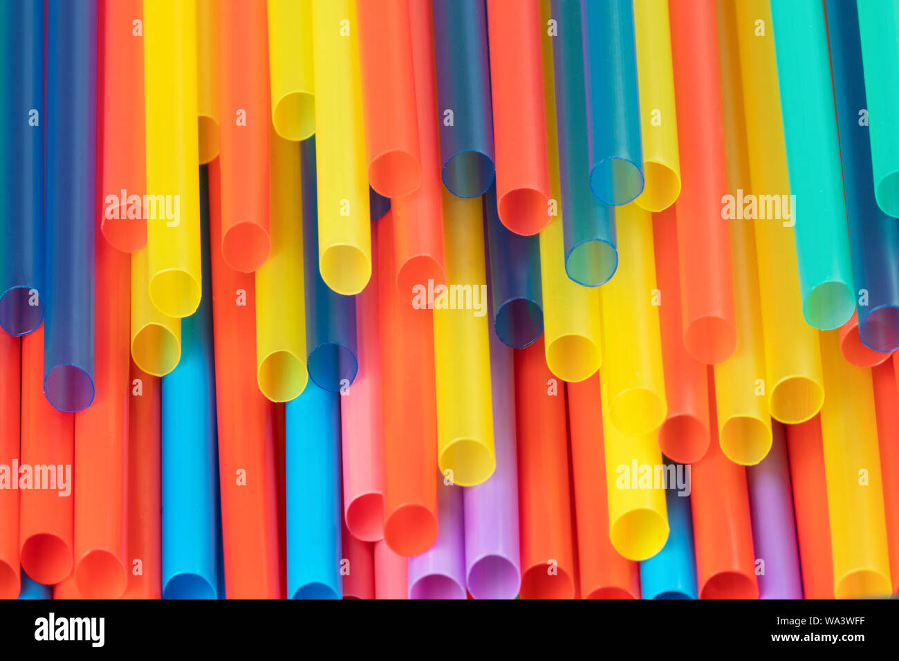 Ein Hintergrund der bunten Plastik Strohhalme verwendete Kunststoff Verschmutzung zu veranschaulichen Stockfoto