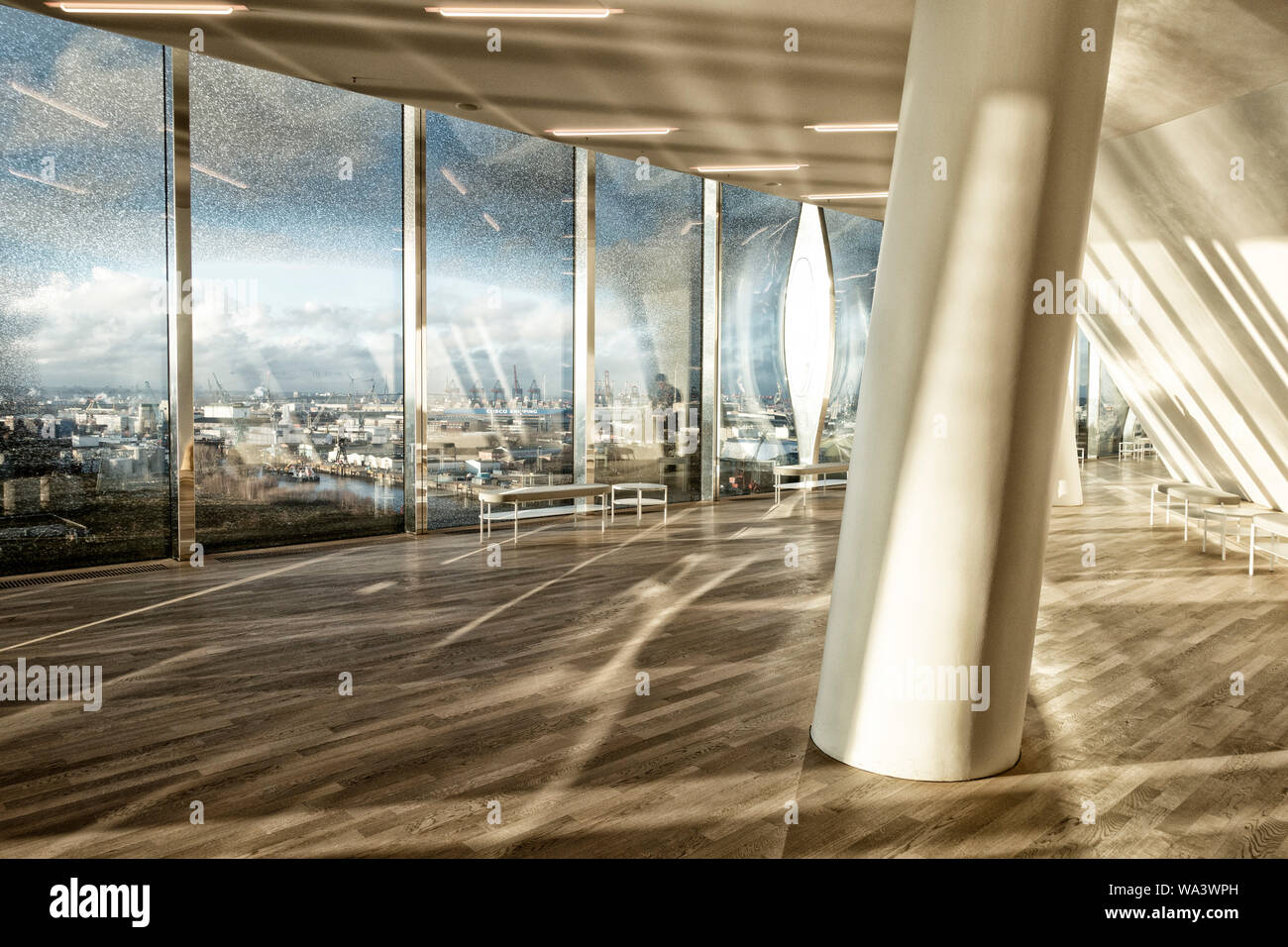 Indise Blick auf die Elbphilharmonie Hamburg mit Panoramablick auf den Hamburger Hafen durch die Glasfassade Stockfoto