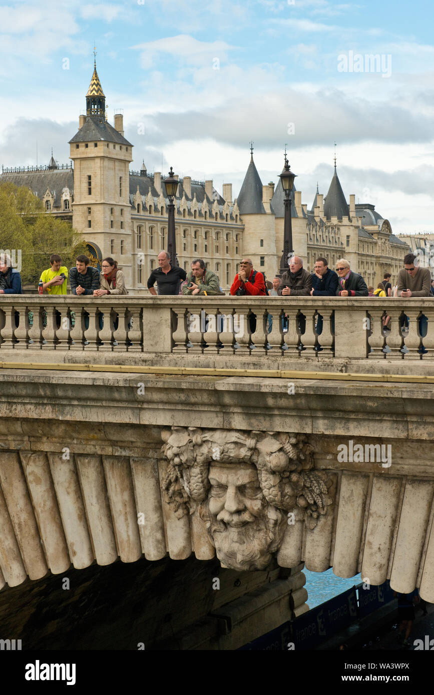 Palais de Justice (Justizpalast) Gebäude und Pont Notre Dame Brücke mit Blick auf die Seine. Paris, Frankreich. Stockfoto