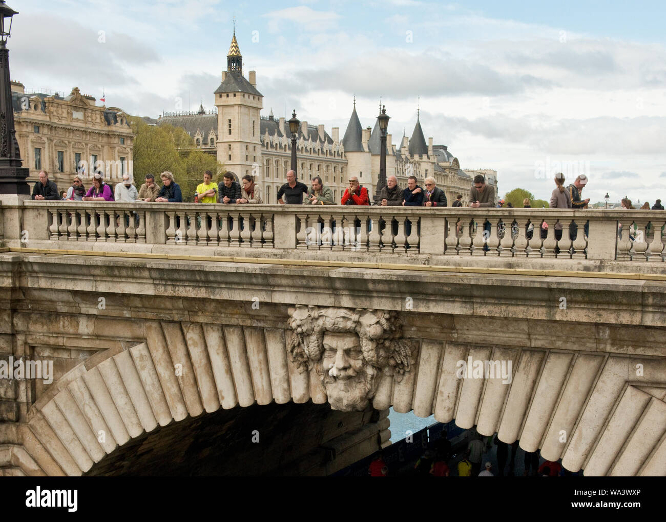 Palais de Justice (Justizpalast) Gebäude und Pont Notre Dame Brücke mit Blick auf die Seine. Paris, Frankreich. Stockfoto