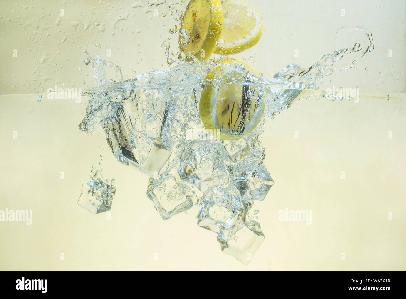 Zitrone und Eis fiel ins Wasser. Stockfoto