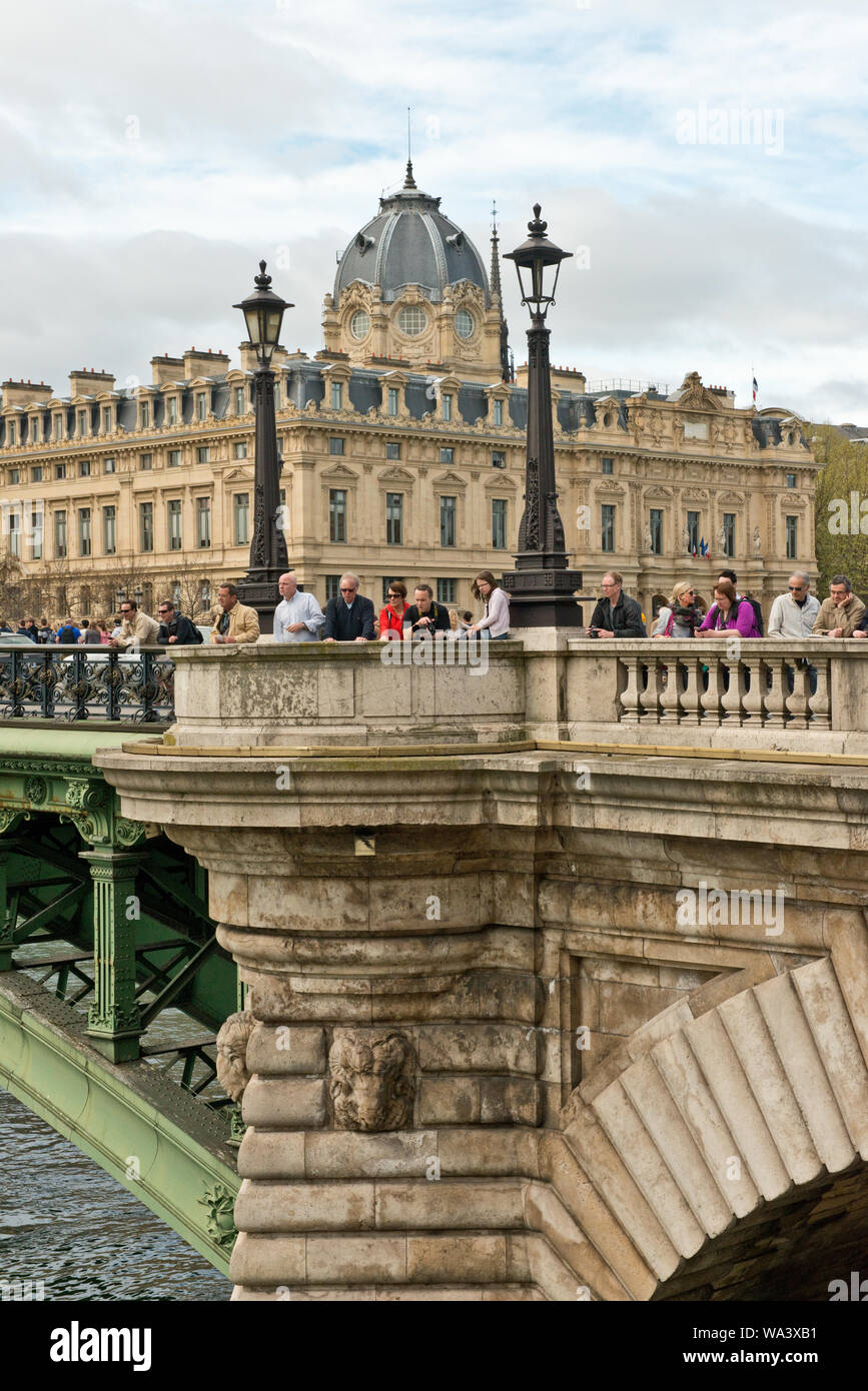 Handelsgericht Gebäude und Pont Notre Dame Bridge. Paris, Frankreich. Stockfoto