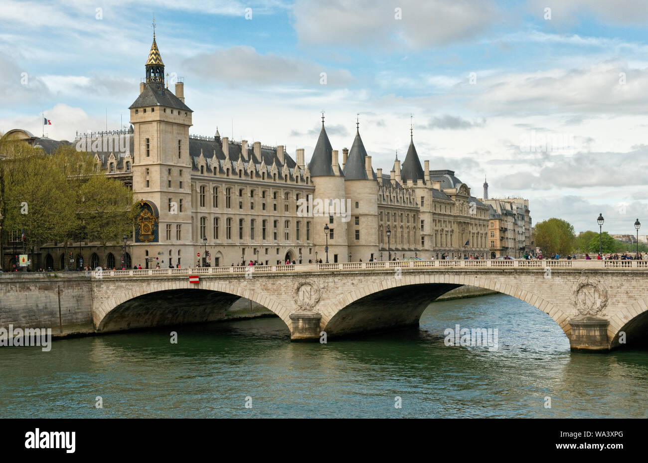 Palais de Justice (Justizpalast) Gebäude und Pont au Change Brücke mit Blick auf die Seine. Paris, Frankreich. Stockfoto