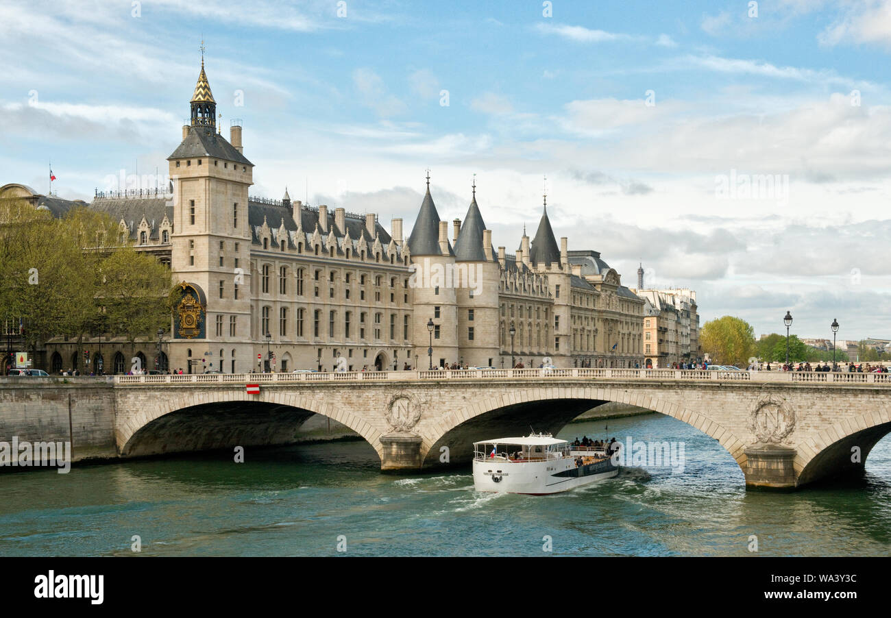 Bootsfahrt vorbei am Palais de Justice (Justizpalast) Gebäude und Pont au Change Brücke. Seine, Paris, Frankreich. Stockfoto