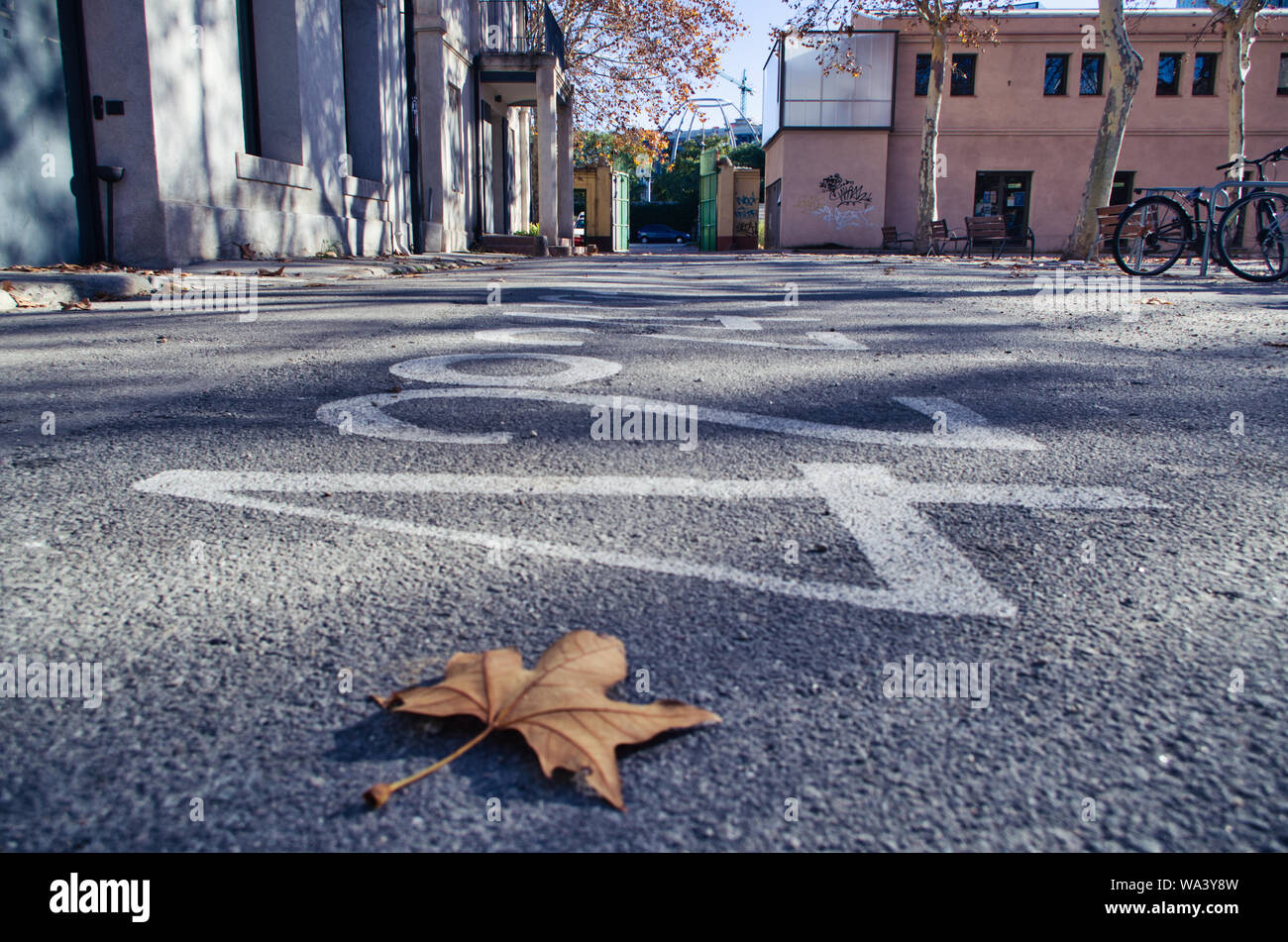 Ein Blatt über die Straße Boden malen - mit Koordinaten in Barcelona gekennzeichnet Stockfoto