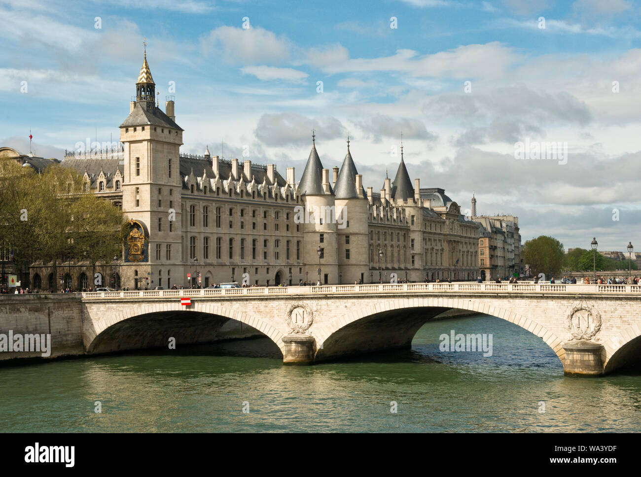 Palais de Justice (Justizpalast) Gebäude und Pont au Change Brücke mit Blick auf die Seine. Paris, Frankreich. Stockfoto