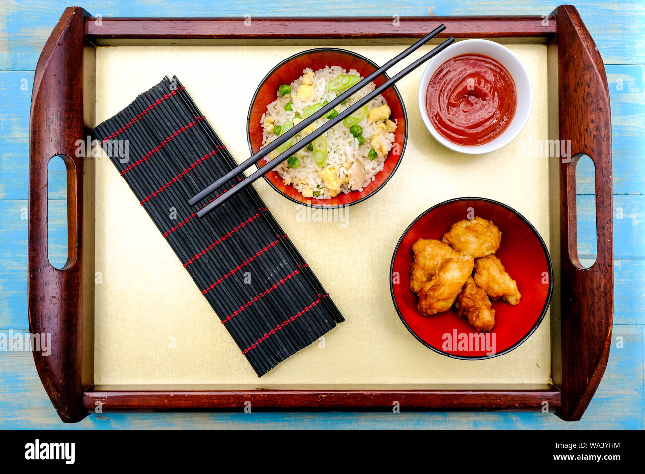 Im chinesischen Stil süß und sauer Gebratenes Huhn mit Ei gebraten Reis und Gemüse Stockfoto