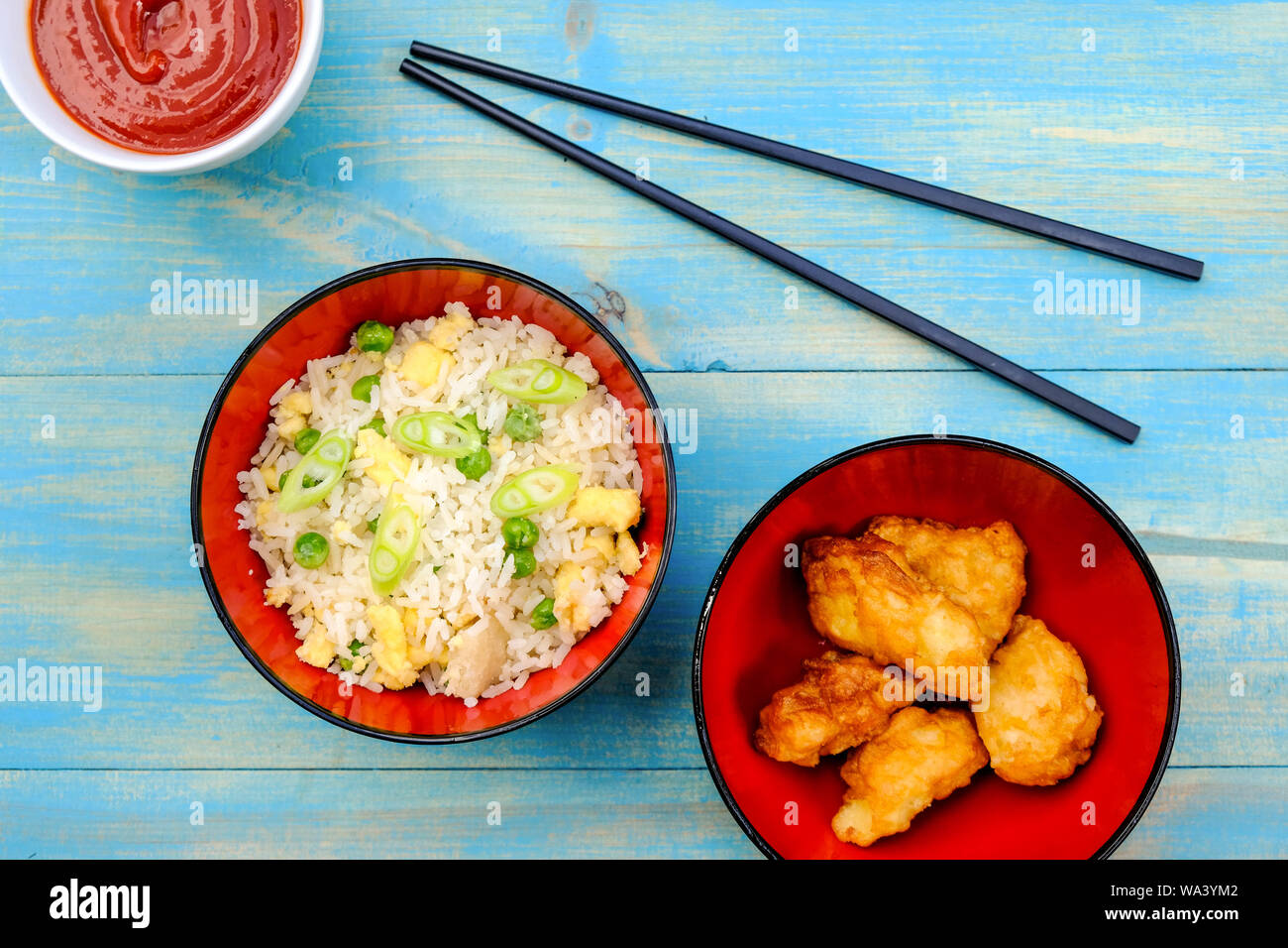 Im chinesischen Stil süß und sauer Gebratenes Huhn mit Ei gebraten Reis und Gemüse Stockfoto