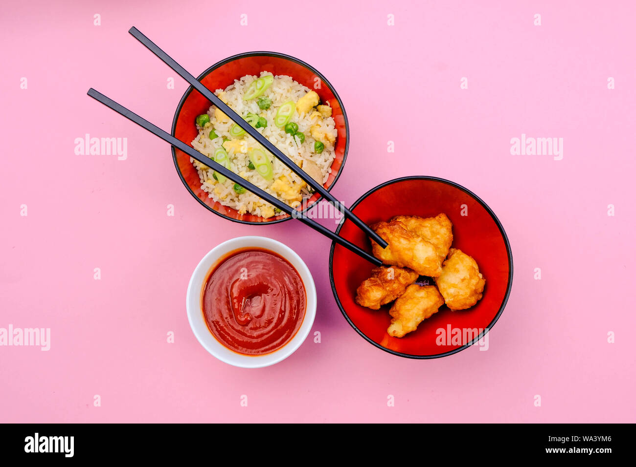 Im chinesischen Stil süß und sauer Gebratenes Huhn mit Ei gebraten Reis und Gemüse Stockfoto