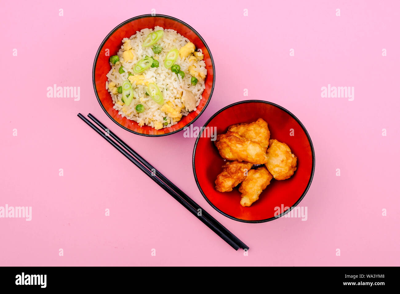 Im chinesischen Stil süß und sauer Gebratenes Huhn mit Ei gebraten Reis und Gemüse Stockfoto