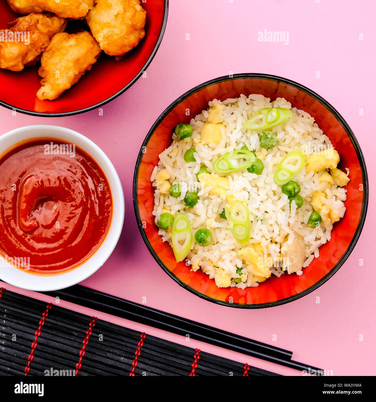 Im chinesischen Stil süß und sauer Gebratenes Huhn mit Ei gebraten Reis und Gemüse Stockfoto