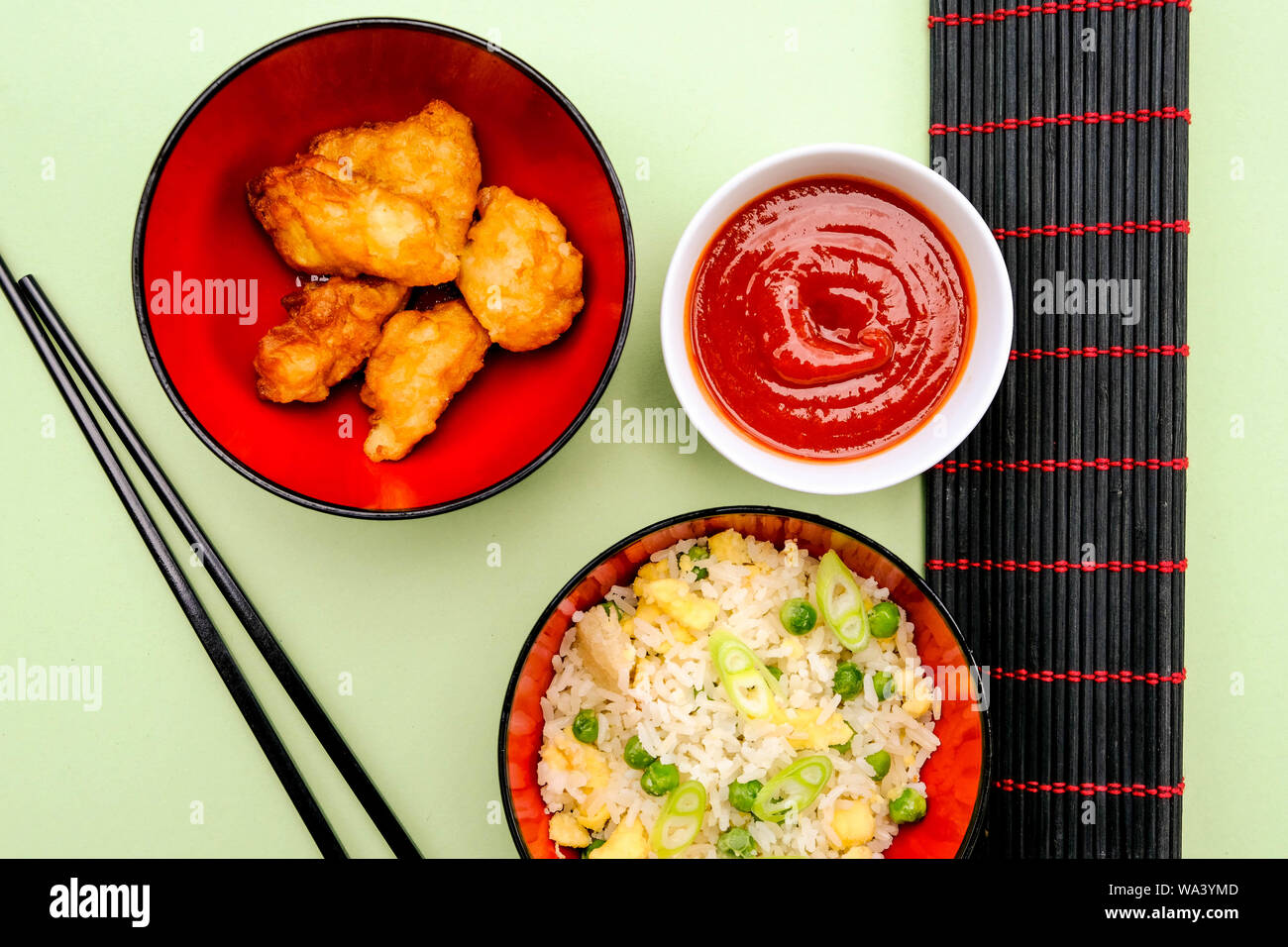 Im chinesischen Stil süß und sauer Gebratenes Huhn mit Ei gebraten Reis und Gemüse Stockfoto