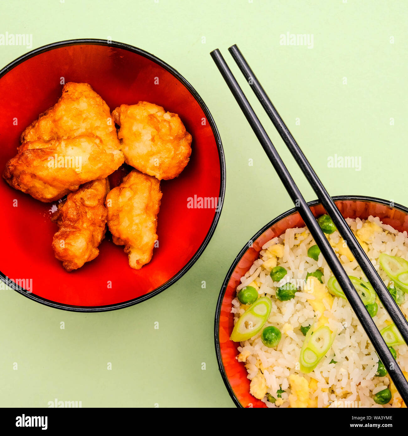 Im chinesischen Stil süß und sauer Gebratenes Huhn mit Ei gebraten Reis und Gemüse Stockfoto