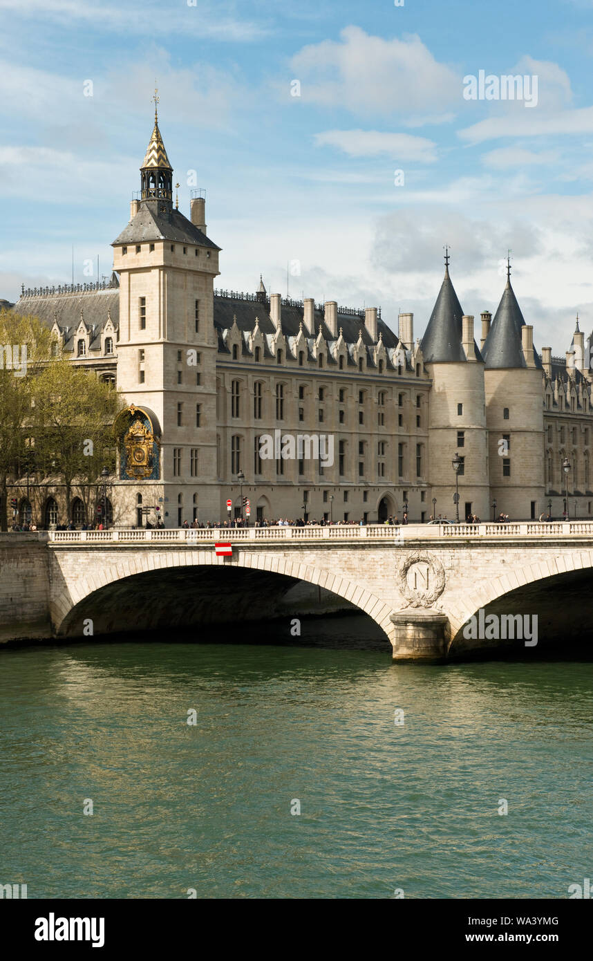 Palais de Justice (Justizpalast) Gebäude und Pont au Change Brücke mit Blick auf die Seine. Paris, Frankreich. Stockfoto