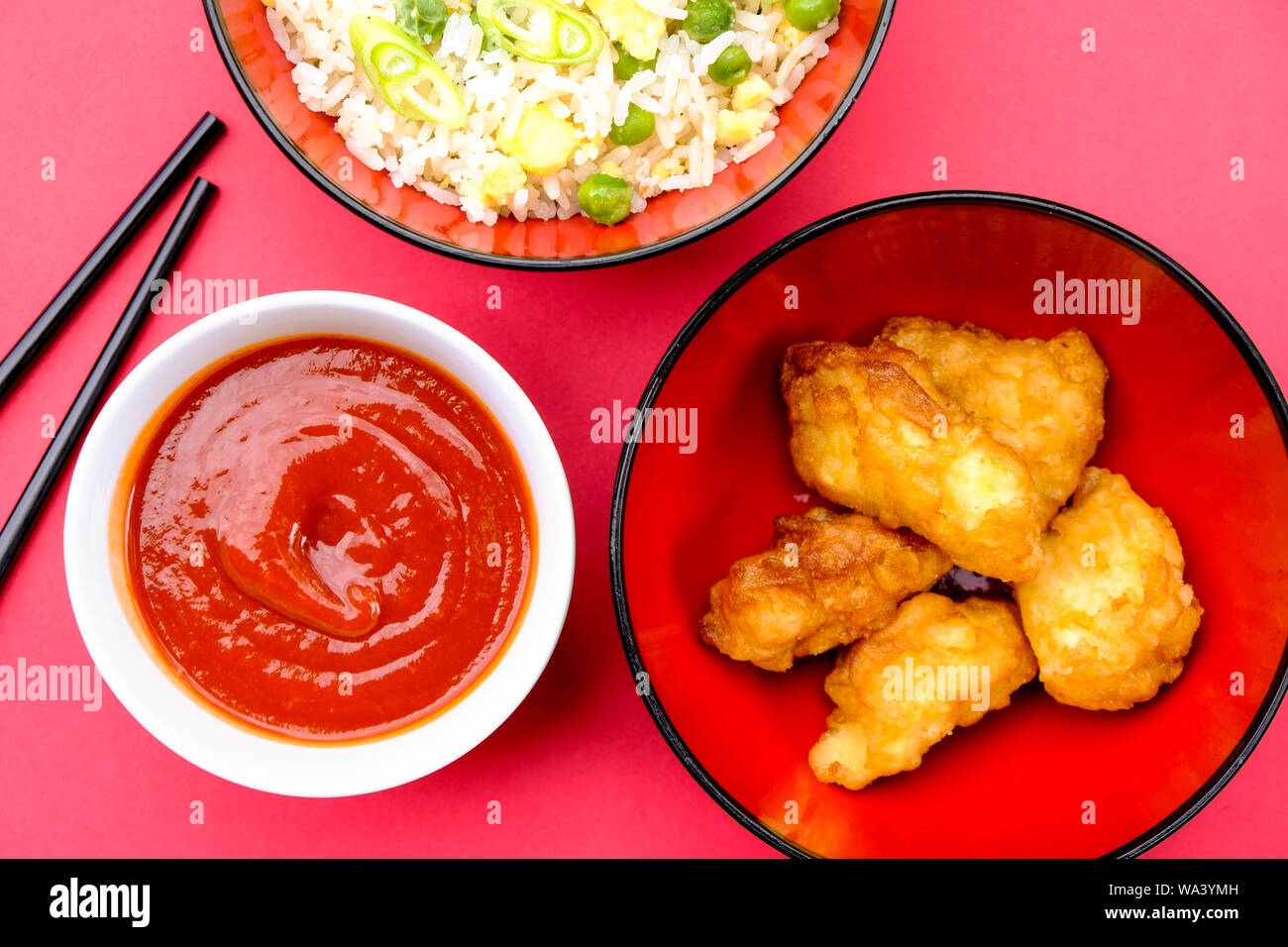 Im chinesischen Stil süß und sauer Gebratenes Huhn mit Ei gebraten Reis und Gemüse Stockfoto