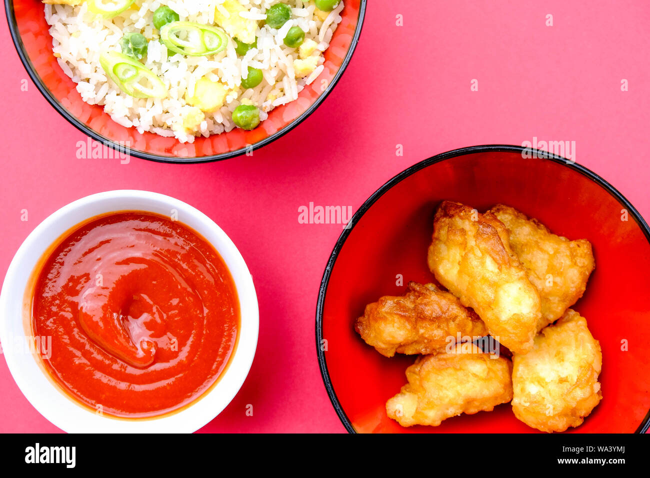 Im chinesischen Stil süß und sauer Gebratenes Huhn mit Ei gebraten Reis und Gemüse Stockfoto
