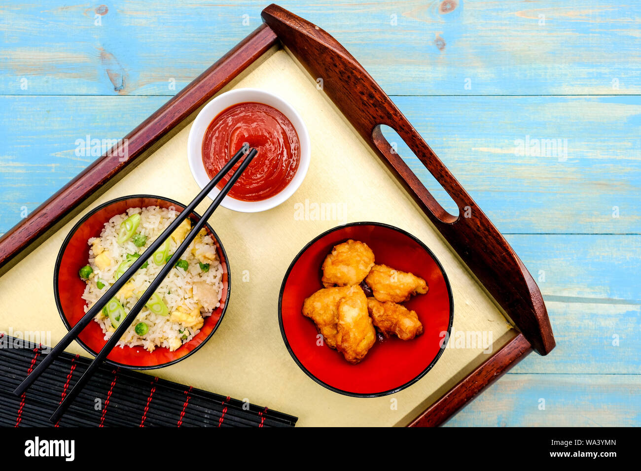 Im chinesischen Stil süß und sauer Gebratenes Huhn mit Ei gebraten Reis und Gemüse Stockfoto