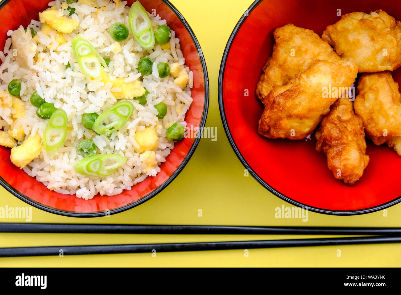 Im chinesischen Stil süß und sauer Gebratenes Huhn mit Ei gebraten Reis und Gemüse Stockfoto
