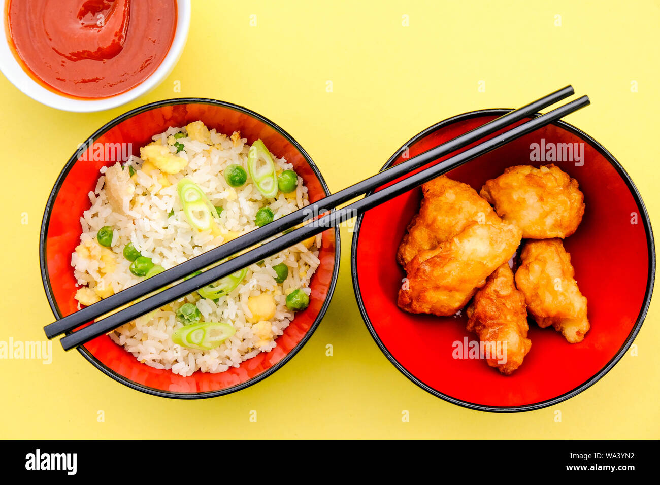 Im chinesischen Stil süß und sauer Gebratenes Huhn mit Ei gebraten Reis und Gemüse Stockfoto