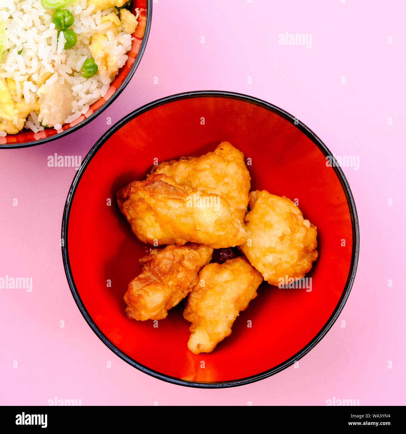 Im chinesischen Stil süß und sauer Gebratenes Huhn mit Ei gebraten Reis und Gemüse Stockfoto