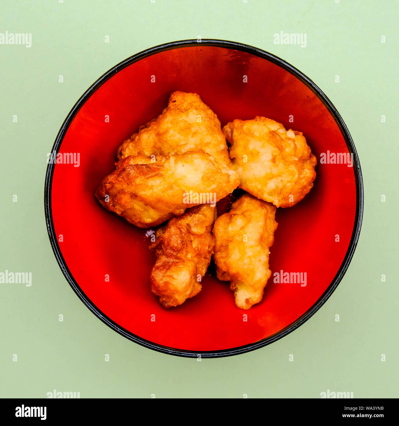 Im chinesischen Stil süß und sauer Zerschlagene Fried Chicken Stockfoto
