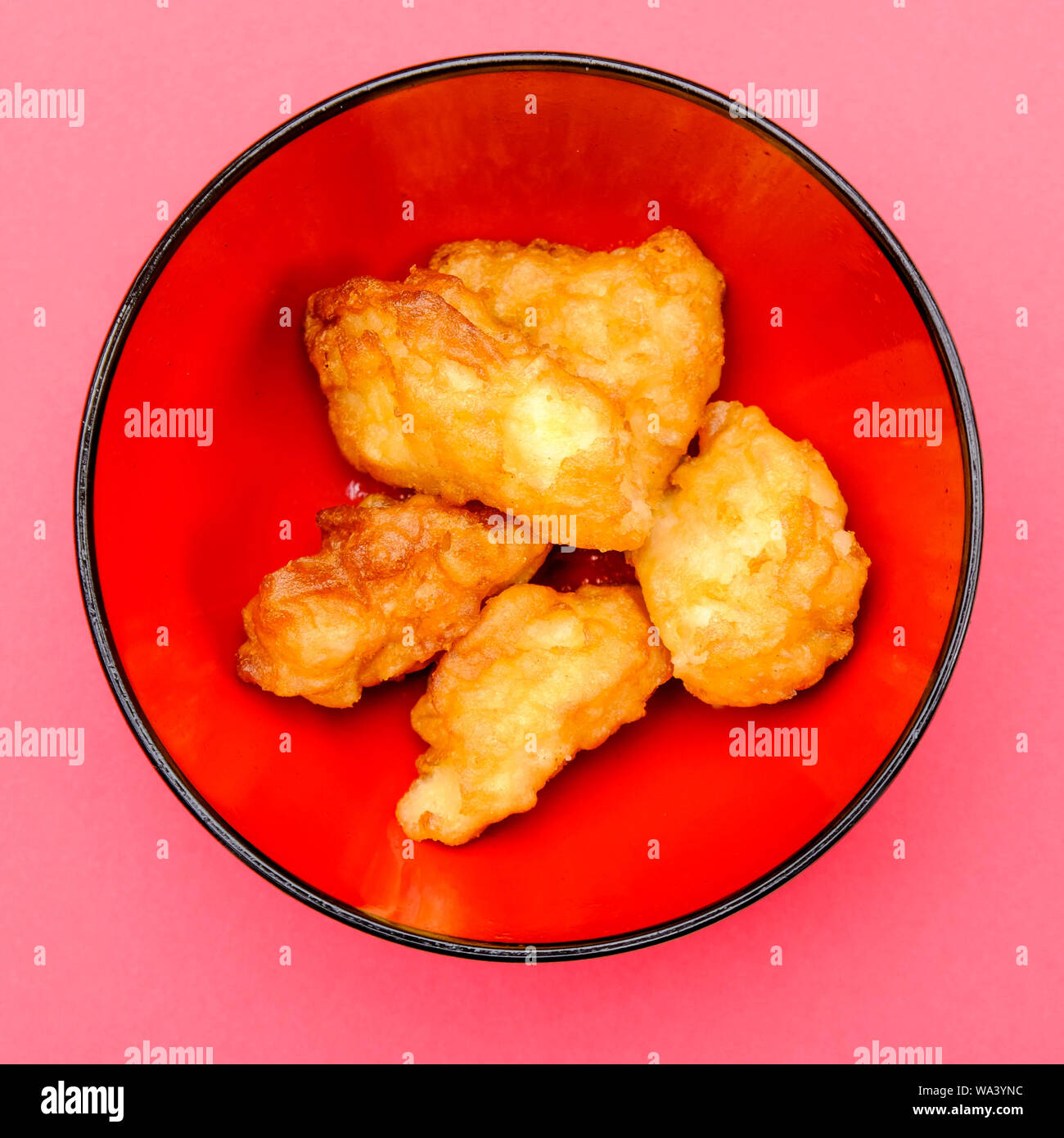 Im chinesischen Stil süß und sauer Zerschlagene Fried Chicken Stockfoto