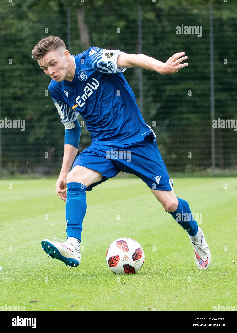 Single Action, Freestyle Ian Hoffmann (KSC A-Junioren). GES/fussball/A-Junioren Bundesliga Süd/Suedwest U19 Karlsruher SC - U19 SC Freiburg, 17.08.2019 | Verwendung weltweit Stockfoto