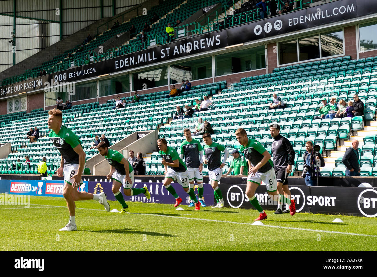 Edinburgh, Leith, Schottland, Großbritannien. 17. Aug 2019. 17. August 2019; Ostern Road, Edinburgh, Leith, Schottland, Scottish League Cup, Hiberian Football Club gegen Greenock Morton; Hibs Spieler Aufwärmen vor Kick off - redaktionelle Verwendung. Credit: Aktion Plus Sport Bilder/Alamy leben Nachrichten Stockfoto