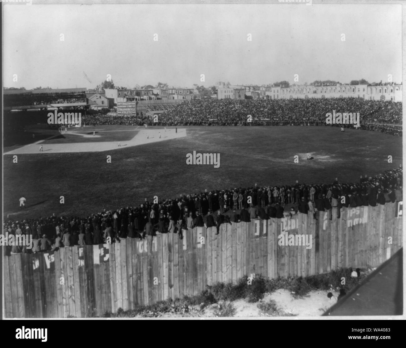 Das siegreiche Team, 1897. Boston gegen Baltimore, spielte in Baltimore; Englisch: Foto zeigt große Masse der Zuschauer auf den Tribünen sitzen auf Holz Zaun sowie ständigen Um den Umfang der Baseball Feld, die das Spiel beobachten. Stockfoto